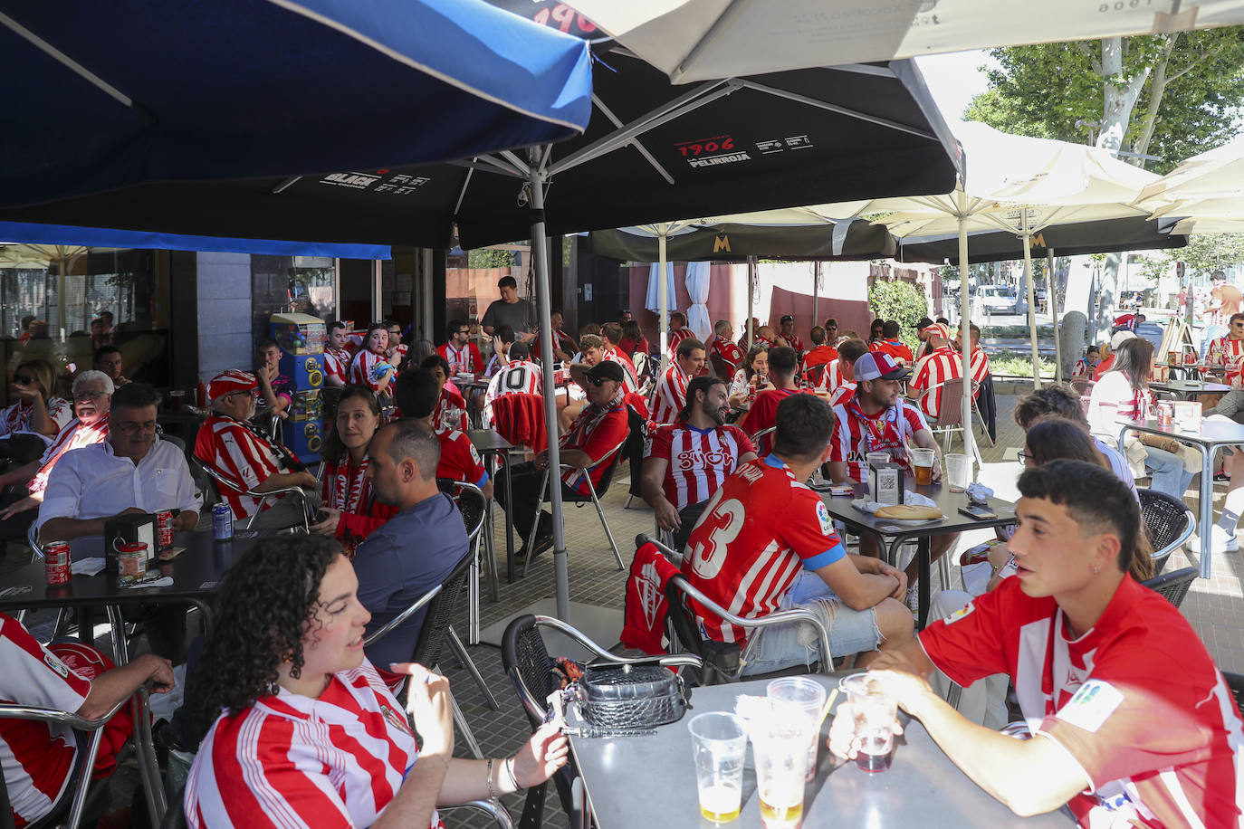 La grada rojiblanca se traslada a Cornellá: los ánimos de la afición del Sporting