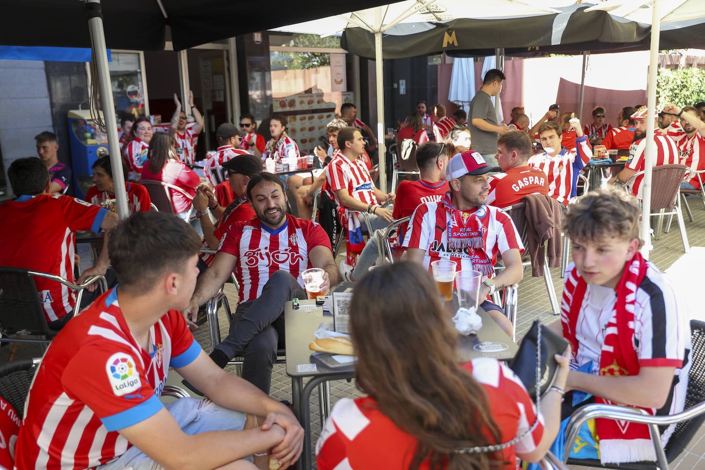 La grada rojiblanca se traslada a Cornellá: los ánimos de la afición del Sporting