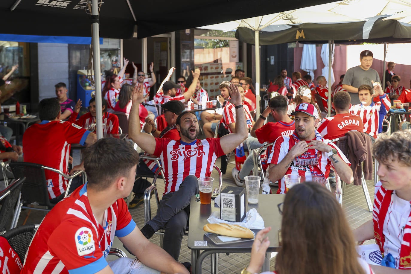 La grada rojiblanca se traslada a Cornellá: los ánimos de la afición del Sporting