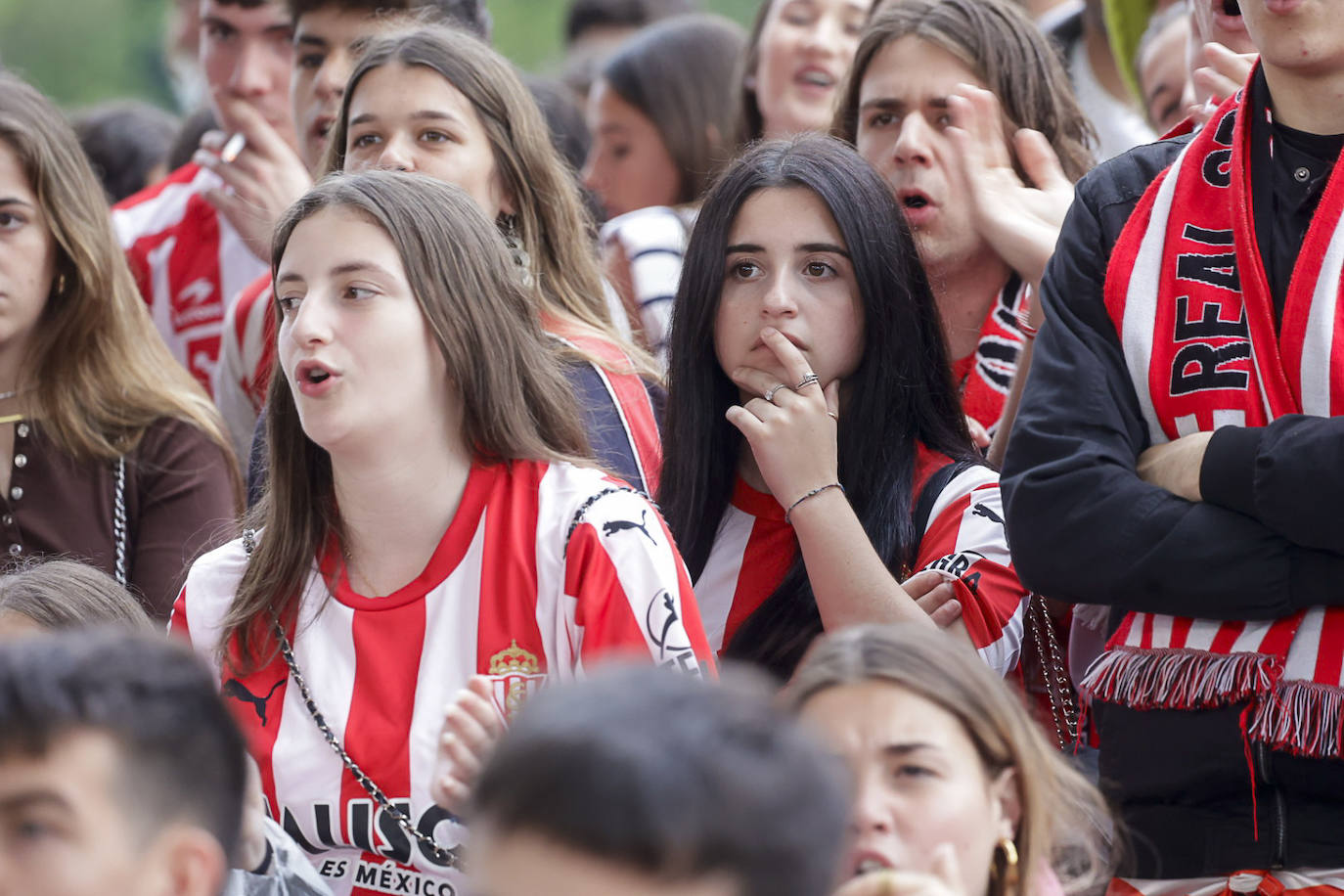 Nervios, tensión y tristeza: así se vivió el partido Espanyol - Sporting de Gijón en los aledaños de El Molinón