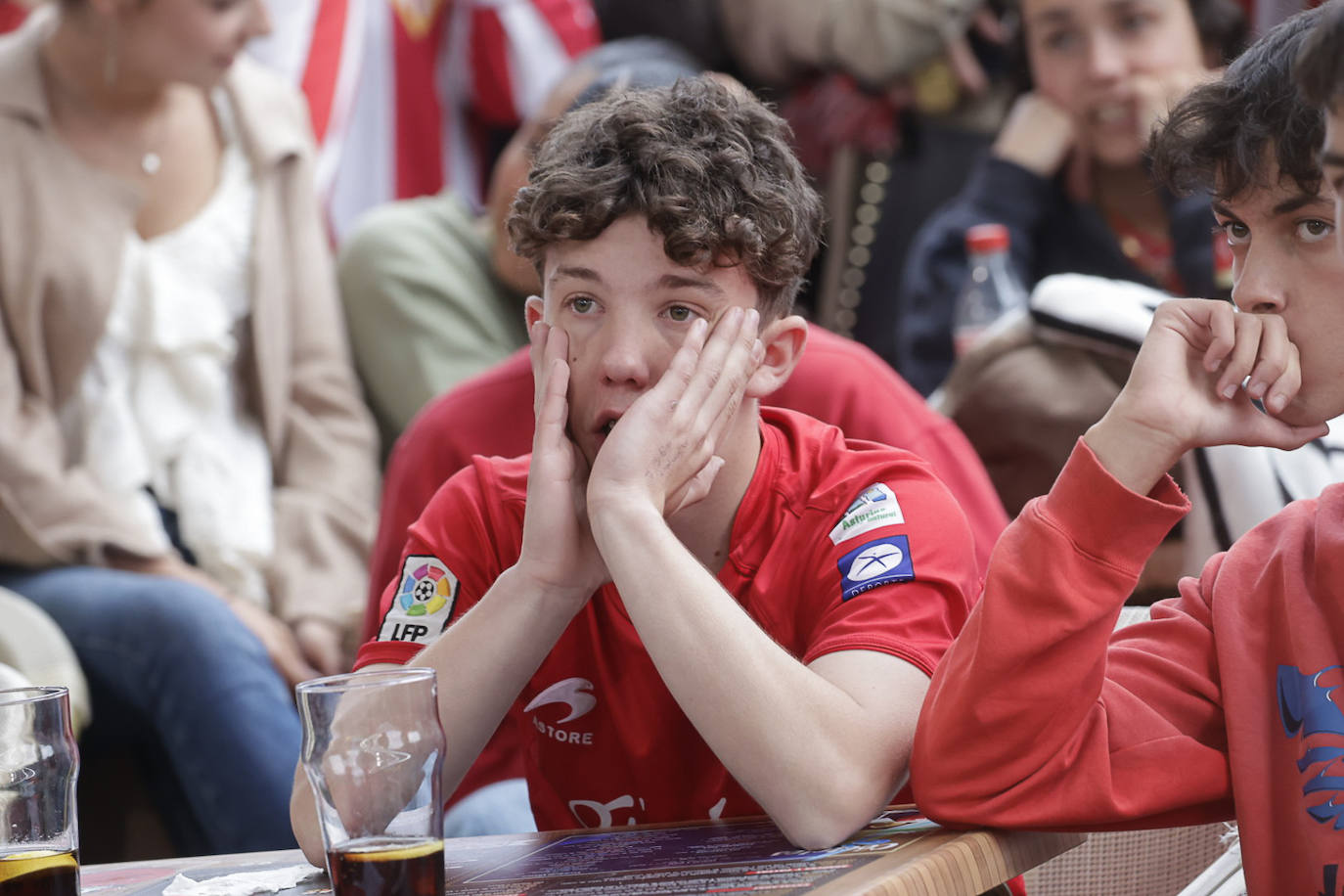 Nervios, tensión y tristeza: así se vivió el partido Espanyol - Sporting de Gijón en los aledaños de El Molinón