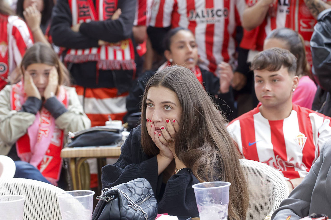 Nervios, tensión y tristeza: así se vivió el partido Espanyol - Sporting de Gijón en los aledaños de El Molinón