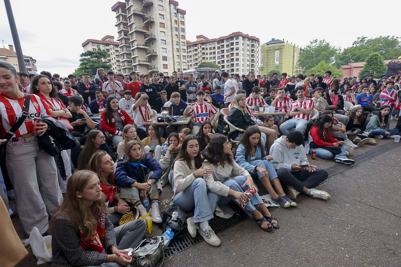 Nervios, tensión y tristeza: así se vivió el partido Espanyol - Sporting de Gijón en los aledaños de El Molinón