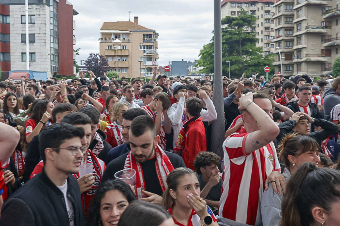 Nervios, tensión y tristeza: así se vivió el partido Espanyol - Sporting de Gijón en los aledaños de El Molinón