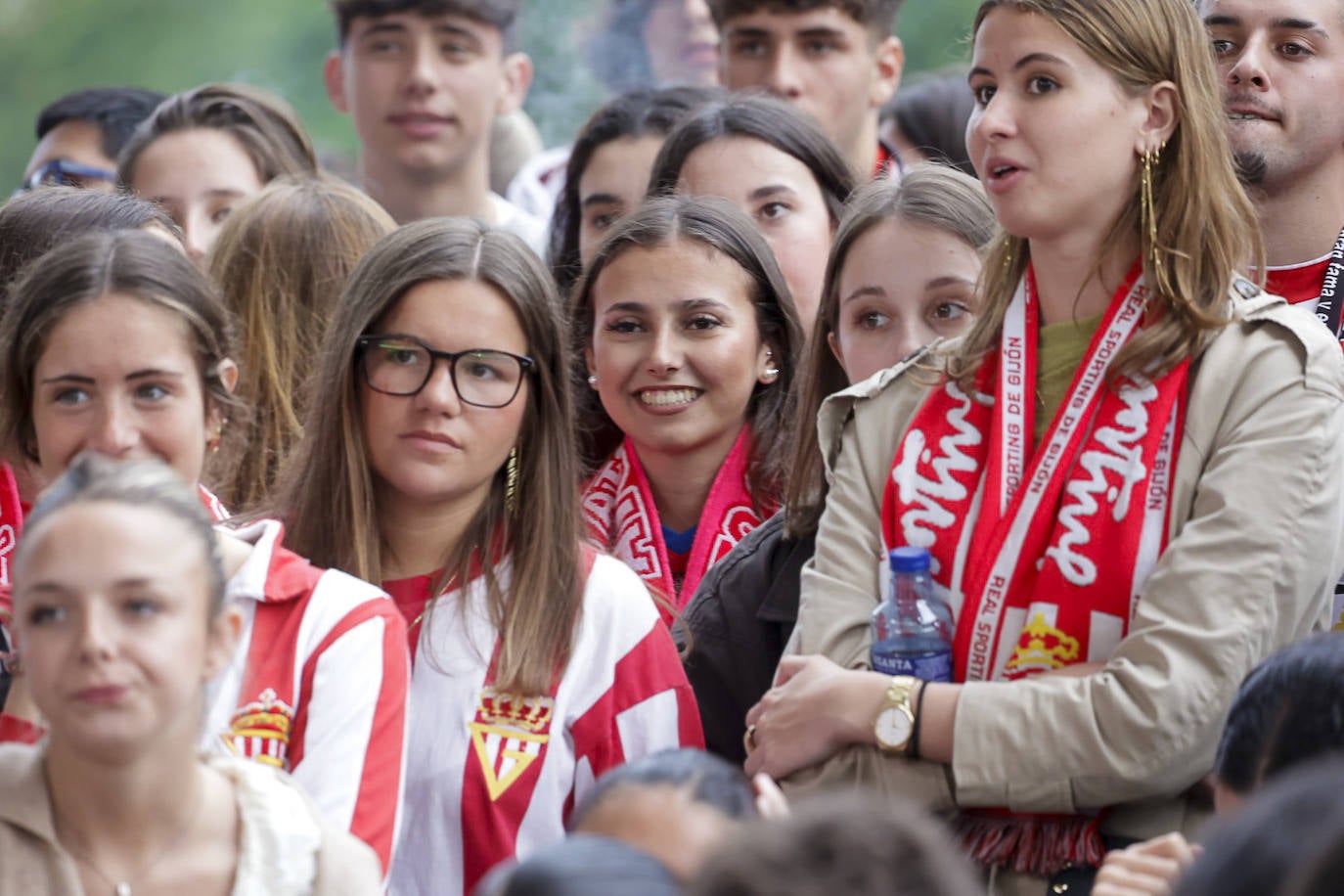 Nervios, tensión y tristeza: así se vivió el partido Espanyol - Sporting de Gijón en los aledaños de El Molinón