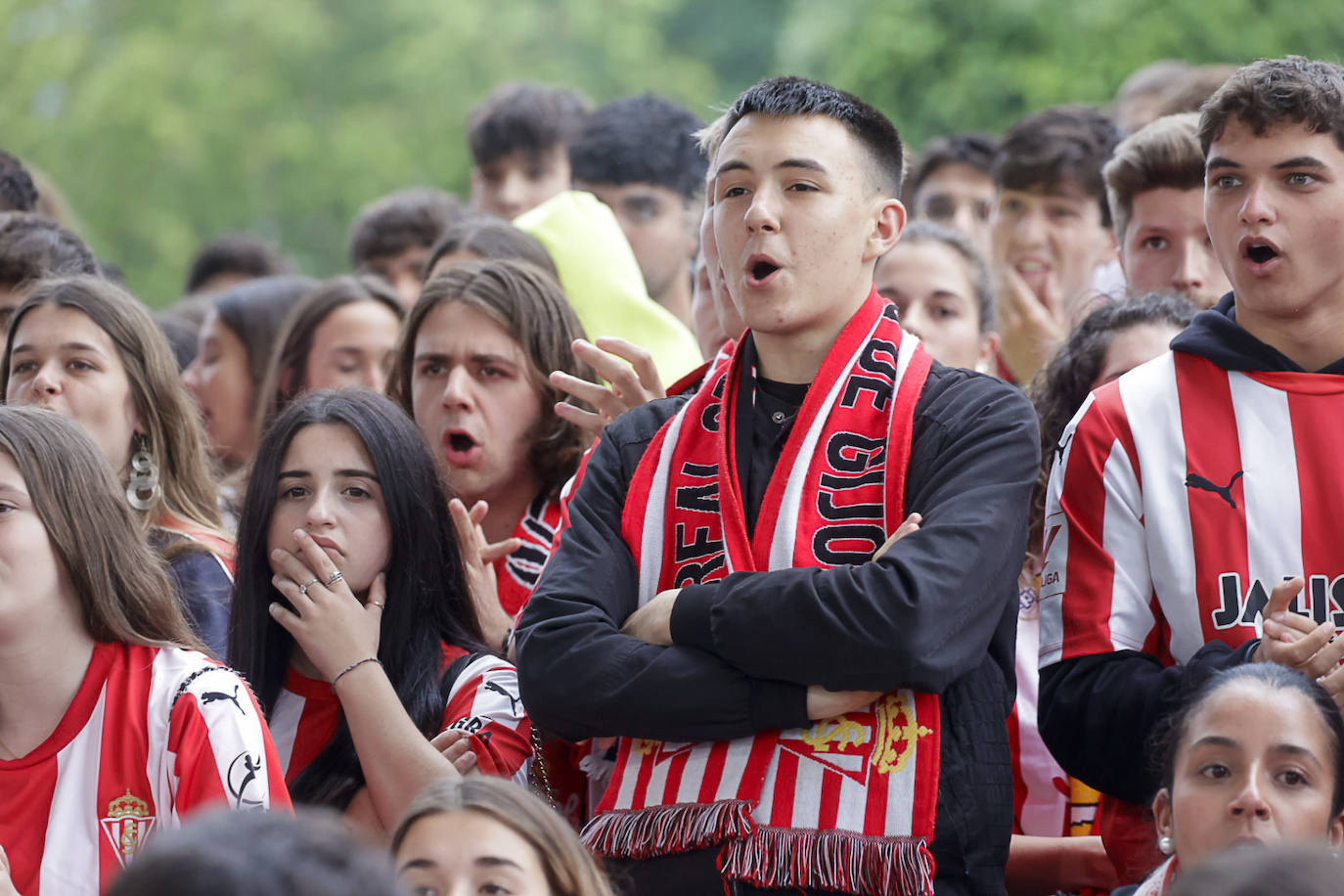 Nervios, tensión y tristeza: así se vivió el partido Espanyol - Sporting de Gijón en los aledaños de El Molinón