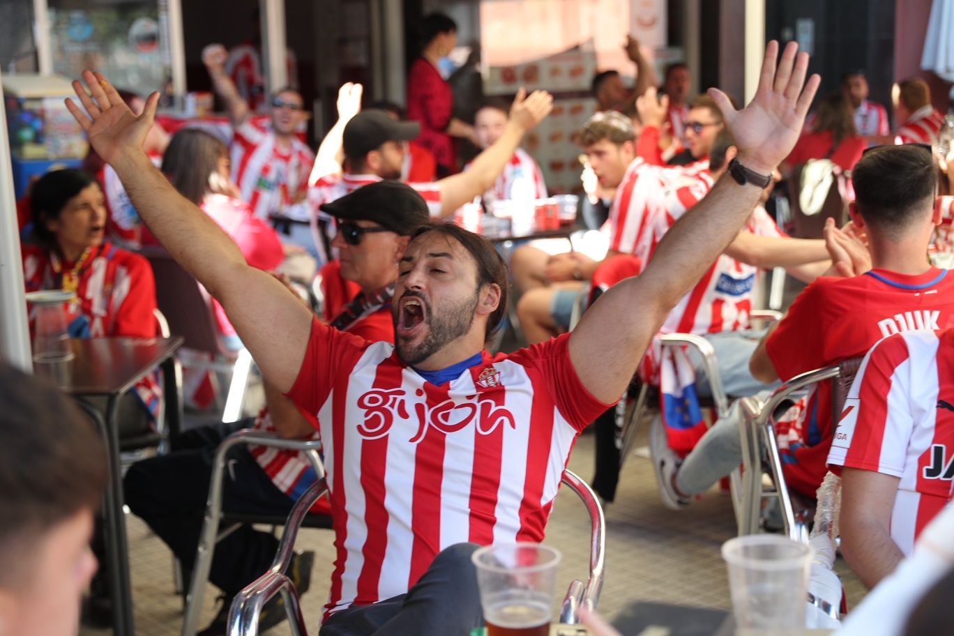 La grada rojiblanca se traslada a Cornellá: los ánimos de la afición del Sporting