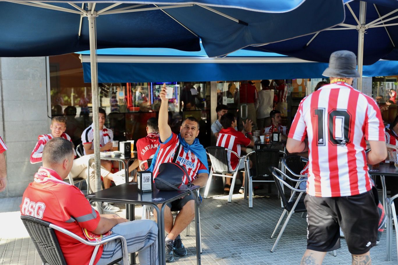 La grada rojiblanca se traslada a Cornellá: los ánimos de la afición del Sporting