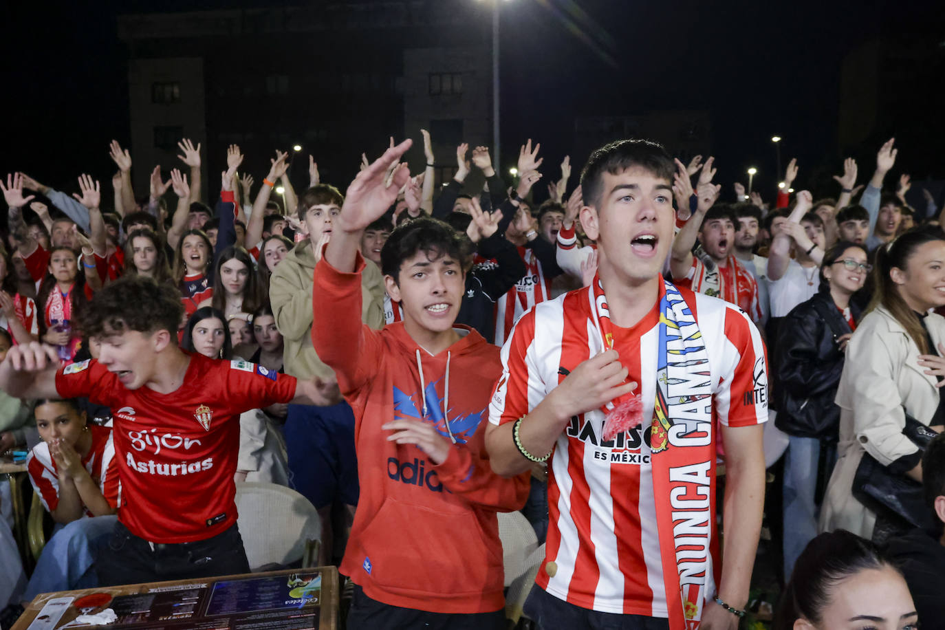 Nervios, tensión y tristeza: así se vivió el partido Espanyol - Sporting de Gijón en los aledaños de El Molinón