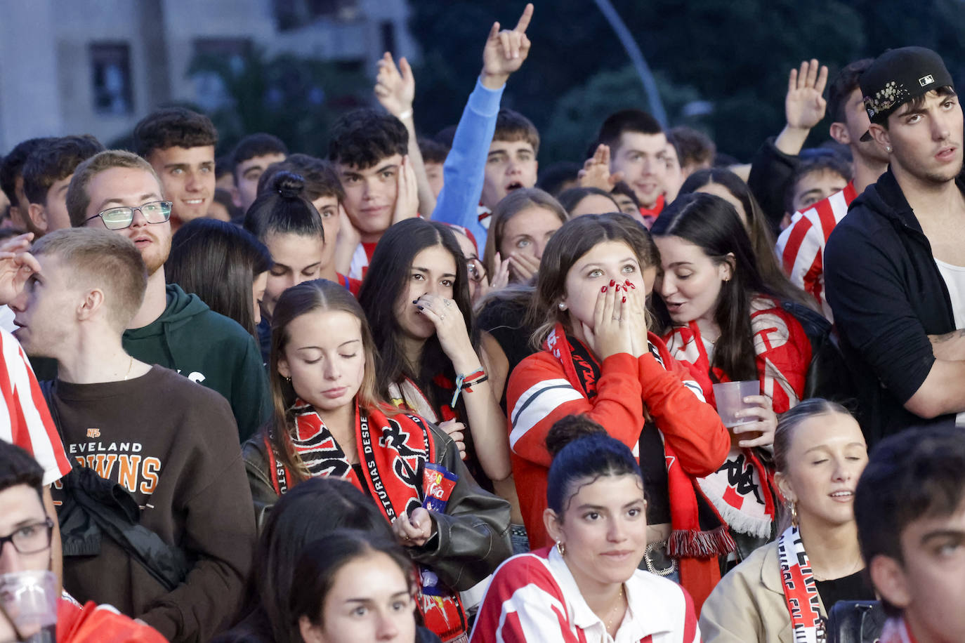 Nervios, tensión y tristeza: así se vivió el partido Espanyol - Sporting de Gijón en los aledaños de El Molinón