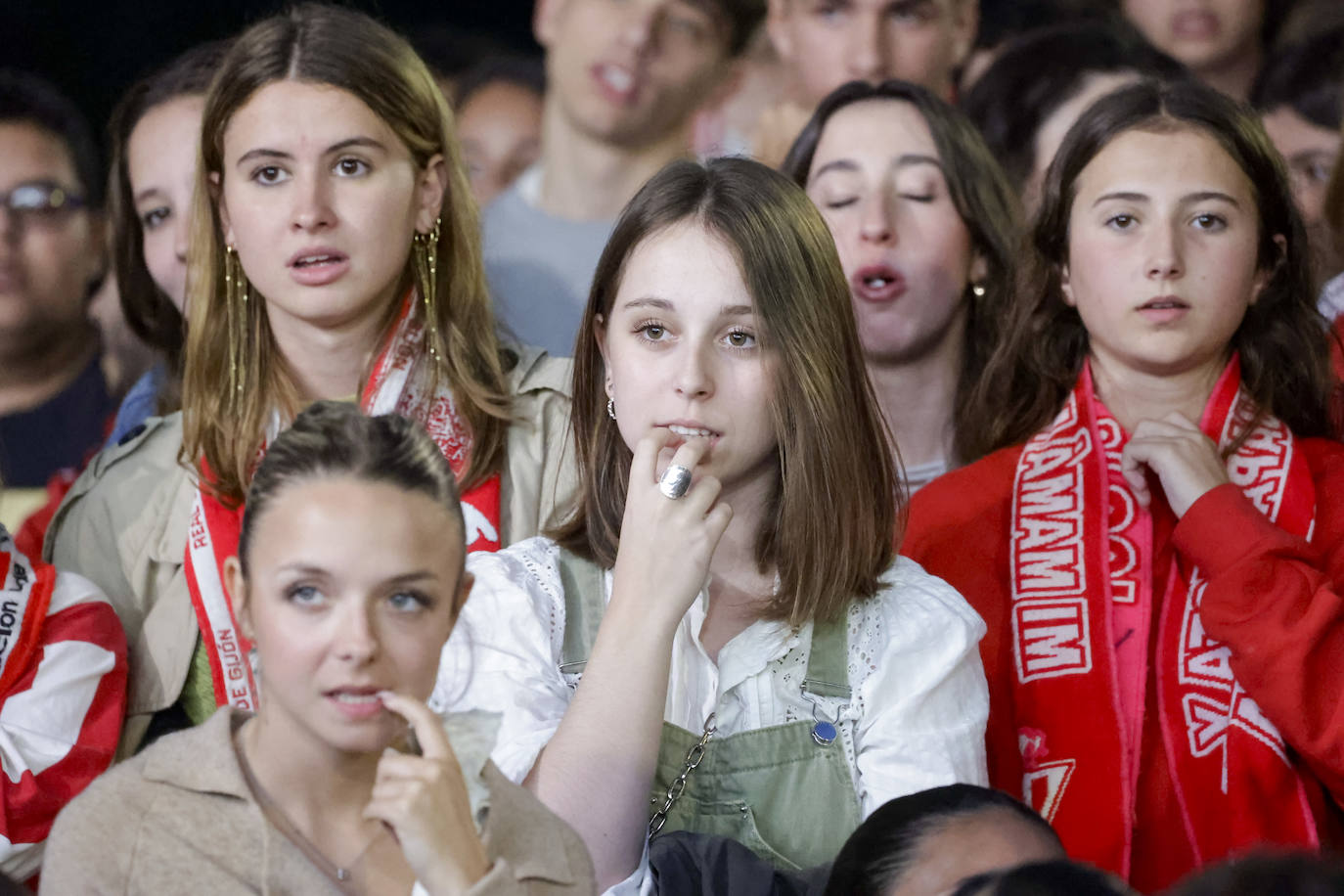 Nervios, tensión y tristeza: así se vivió el partido Espanyol - Sporting de Gijón en los aledaños de El Molinón