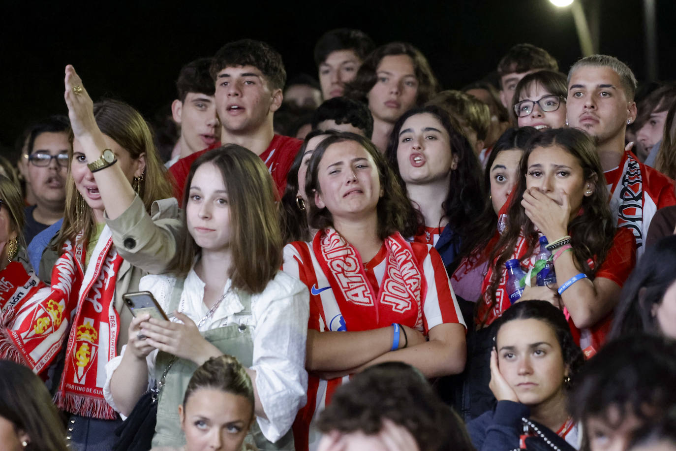 Nervios, tensión y tristeza: así se vivió el partido Espanyol - Sporting de Gijón en los aledaños de El Molinón