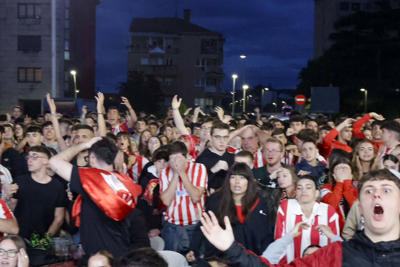 Nervios, tensión y tristeza: así se vivió el partido Espanyol - Sporting de Gijón en los aledaños de El Molinón