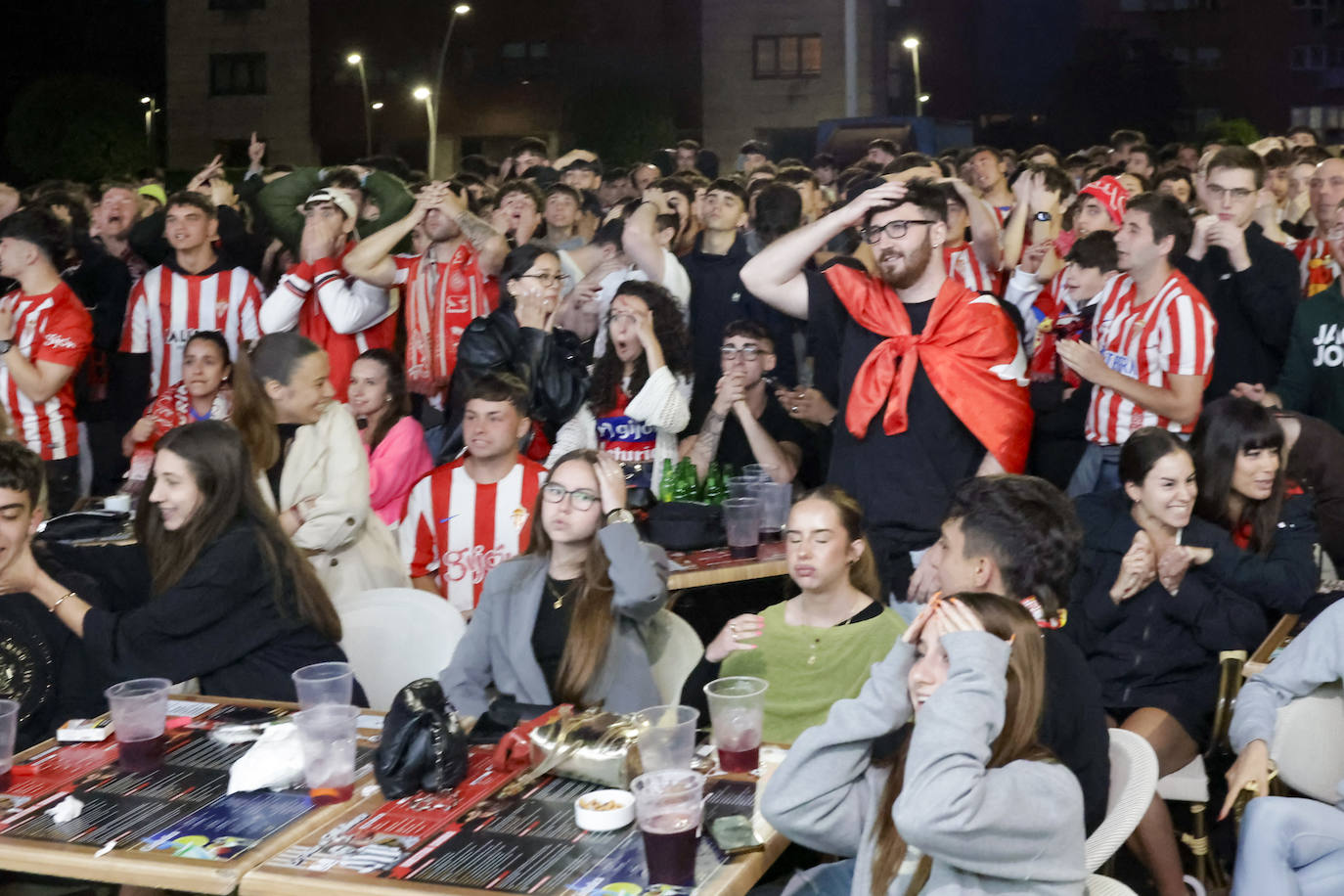 Nervios, tensión y tristeza: así se vivió el partido Espanyol - Sporting de Gijón en los aledaños de El Molinón