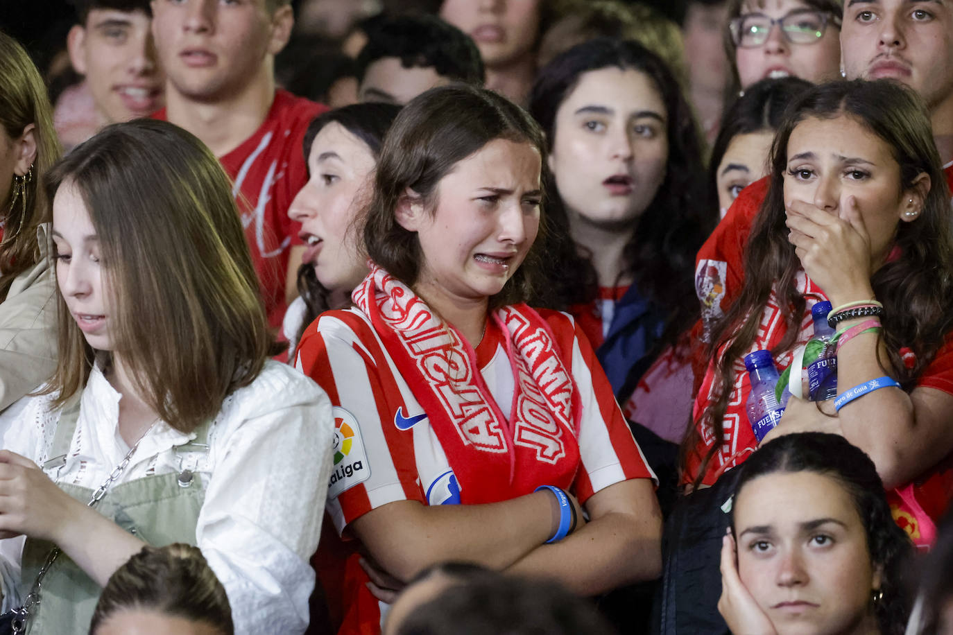 Nervios, tensión y tristeza: así se vivió el partido Espanyol - Sporting de Gijón en los aledaños de El Molinón