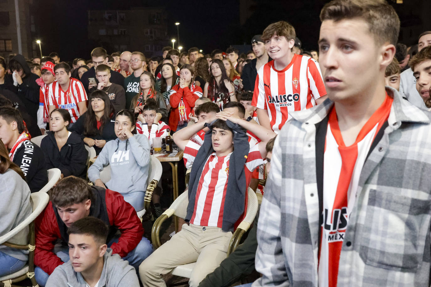 Nervios, tensión y tristeza: así se vivió el partido Espanyol - Sporting de Gijón en los aledaños de El Molinón