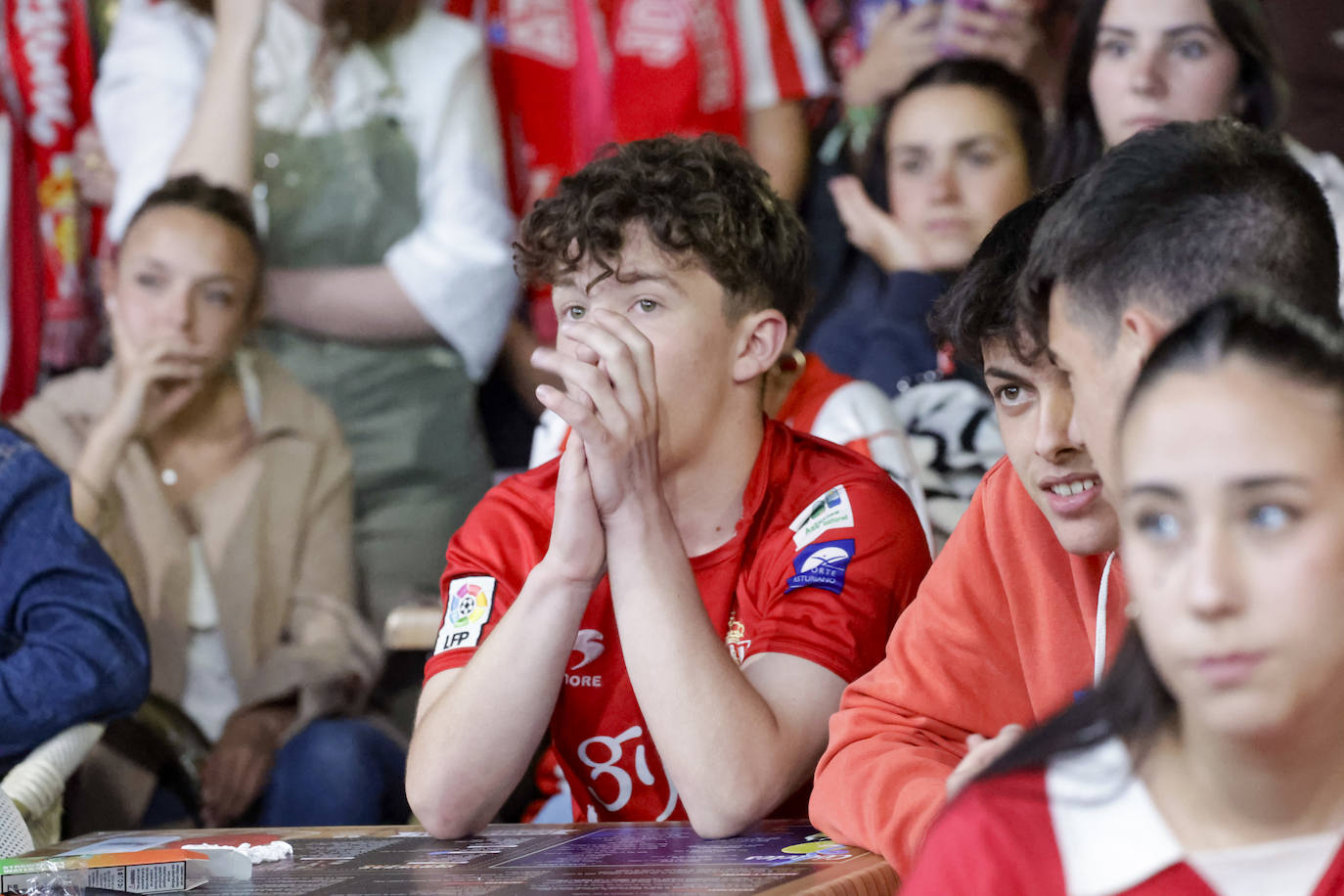 Nervios, tensión y tristeza: así se vivió el partido Espanyol - Sporting de Gijón en los aledaños de El Molinón