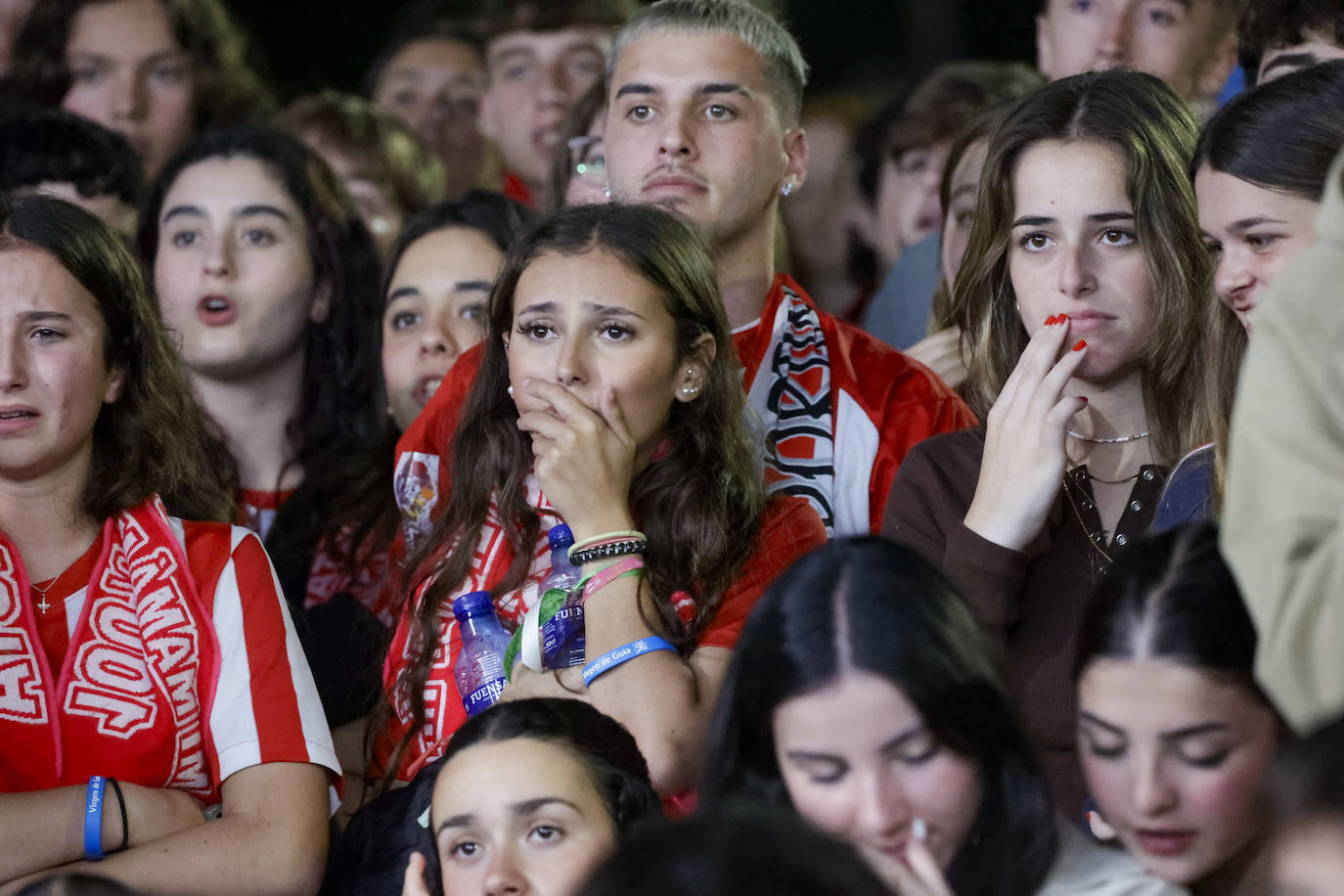 Nervios, tensión y tristeza: así se vivió el partido Espanyol - Sporting de Gijón en los aledaños de El Molinón