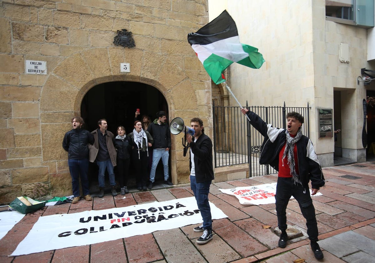 Protesta contra la guerra de Gaza y en defensa del pueblo palestino ante el Rectorado de la Universidad de Oviedo.