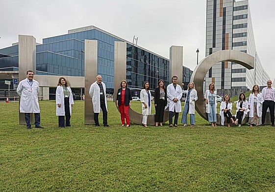 Equipo directivo. De izquierda a derecha: Alberto Fernández León, Alejandra Fernández Fernández, Alberto Gonzállez Vázquez, Ana Belén Rodríguez Villa, María José Villanueva Ordóñez, Lucía Fernández Alonso, Joaquín Menchaca Muñiz, Beatriz López Muñiz, Gema García Riestra, María Antonia Jiménez Martos, Eva Fernández Sánchez, PatriciaBarro Fernández, Álvaro González Franco, María José Iglesias Morán y Jorge de la Vega García