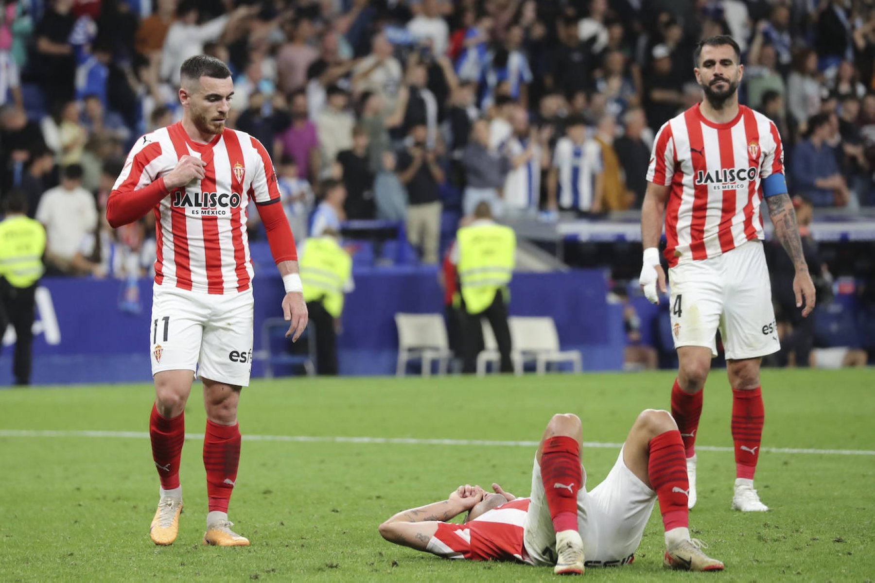 Insua se despidió del Sporting portando el brazalete de capitán.