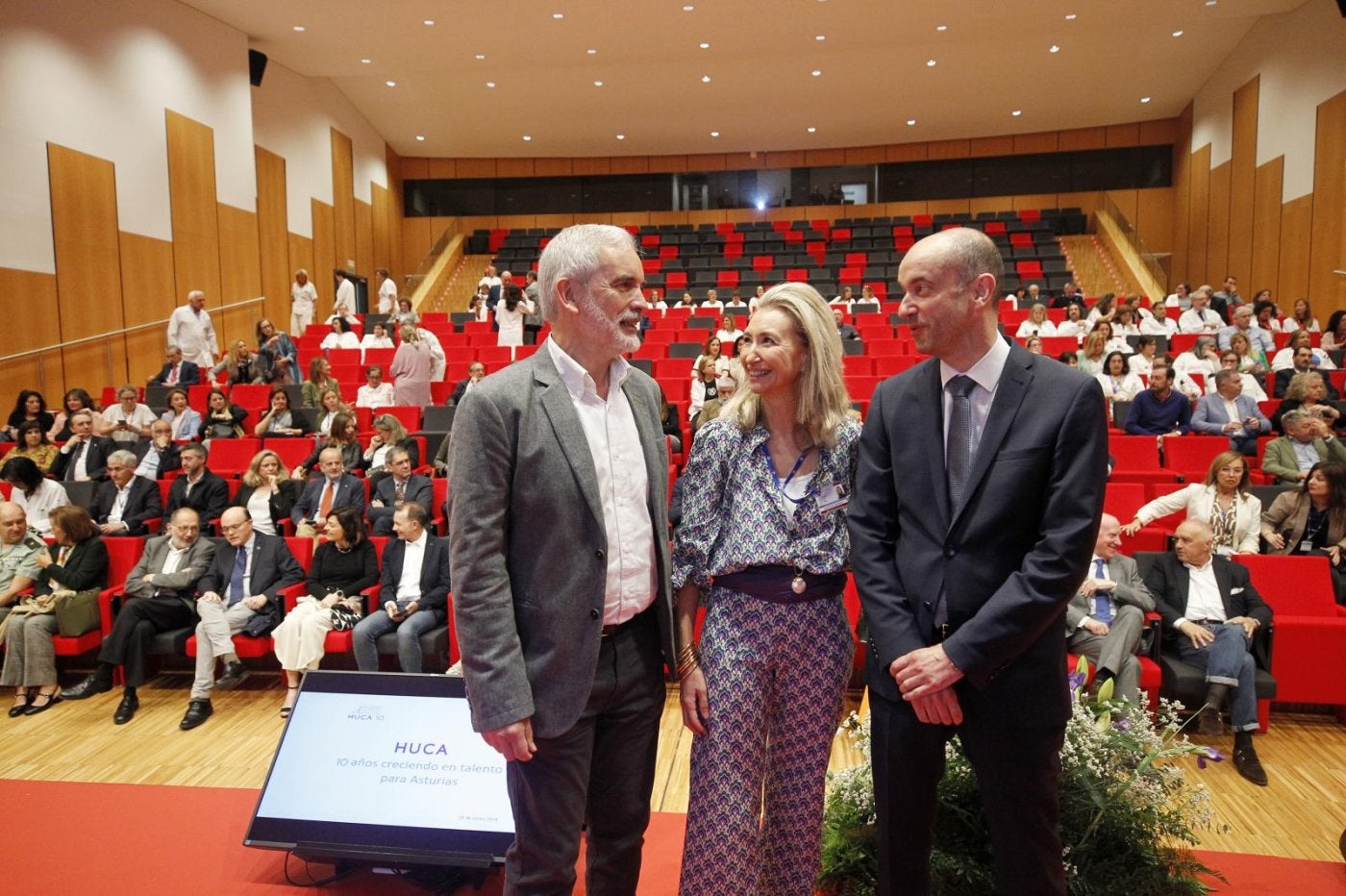 Aquilino Alonso, Beatriz López y Pablo García, al inicio del acto celebrado ayer en el HUCA con motivo de su décimo aniversario.