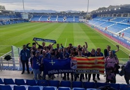 t Foto de familia de la peña oviedista de Barcelona, en uno de los últimos partidos a los que acudieron a animar a su equipo.