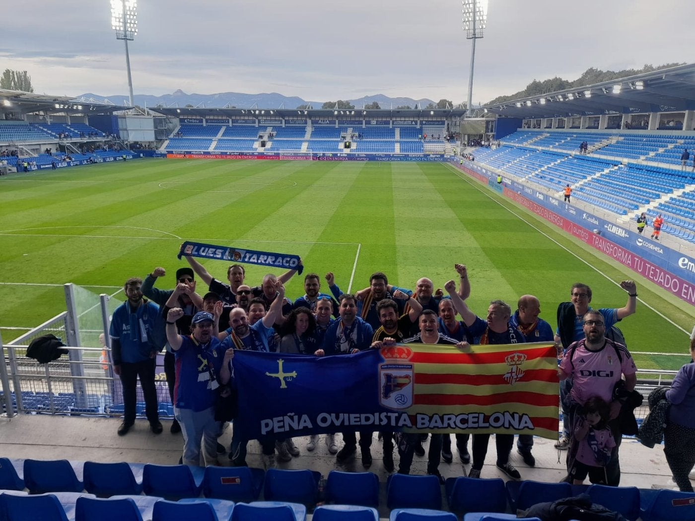 t Foto de familia de la peña oviedista de Barcelona, en uno de los últimos partidos a los que acudieron a animar a su equipo.