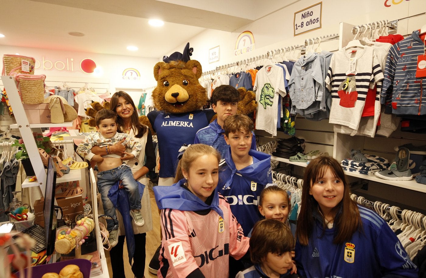 Garra con un grupo de jóvenes seguidores.