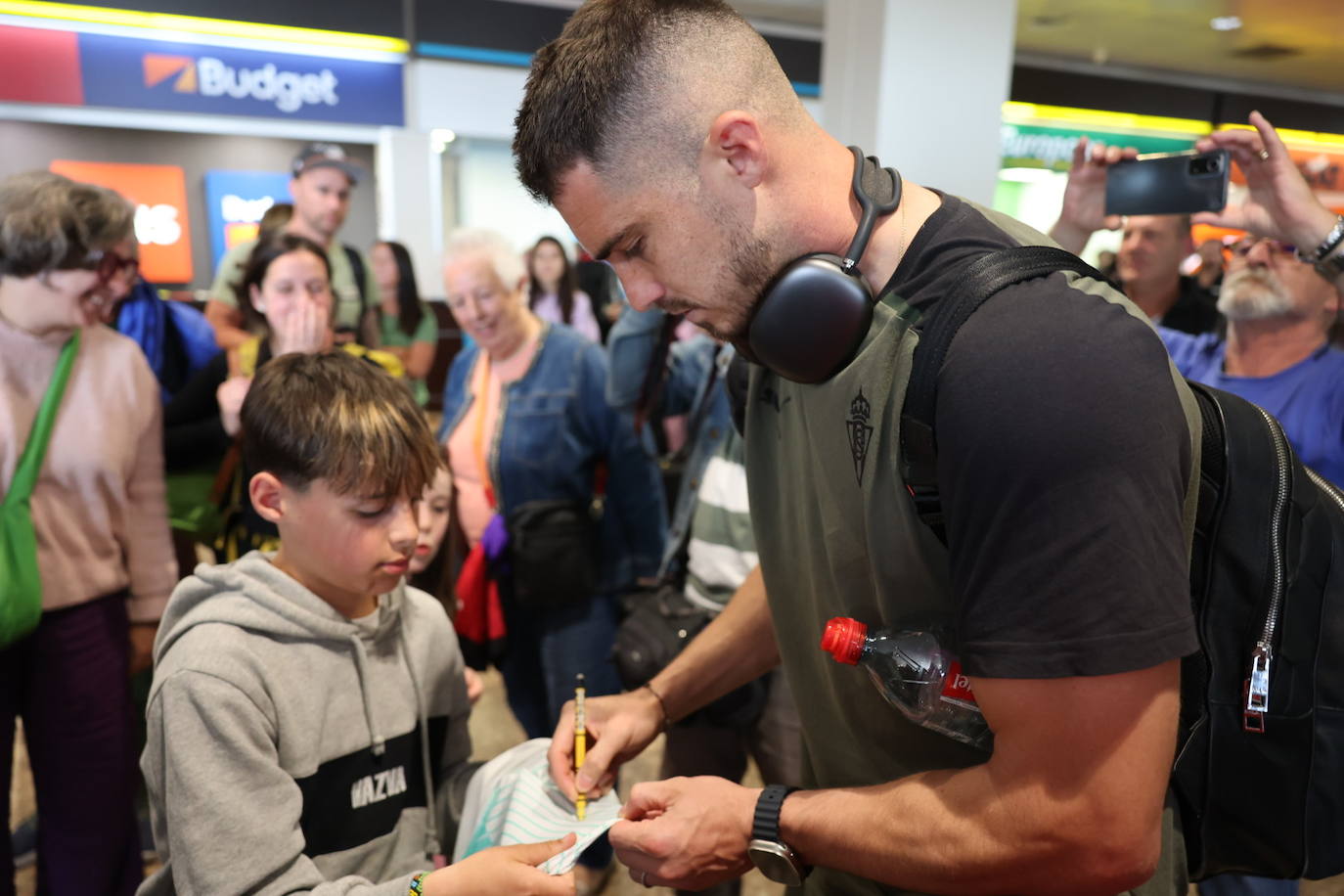 Yáñez firma un autógrafo en el Aeropuerto de Asturias.