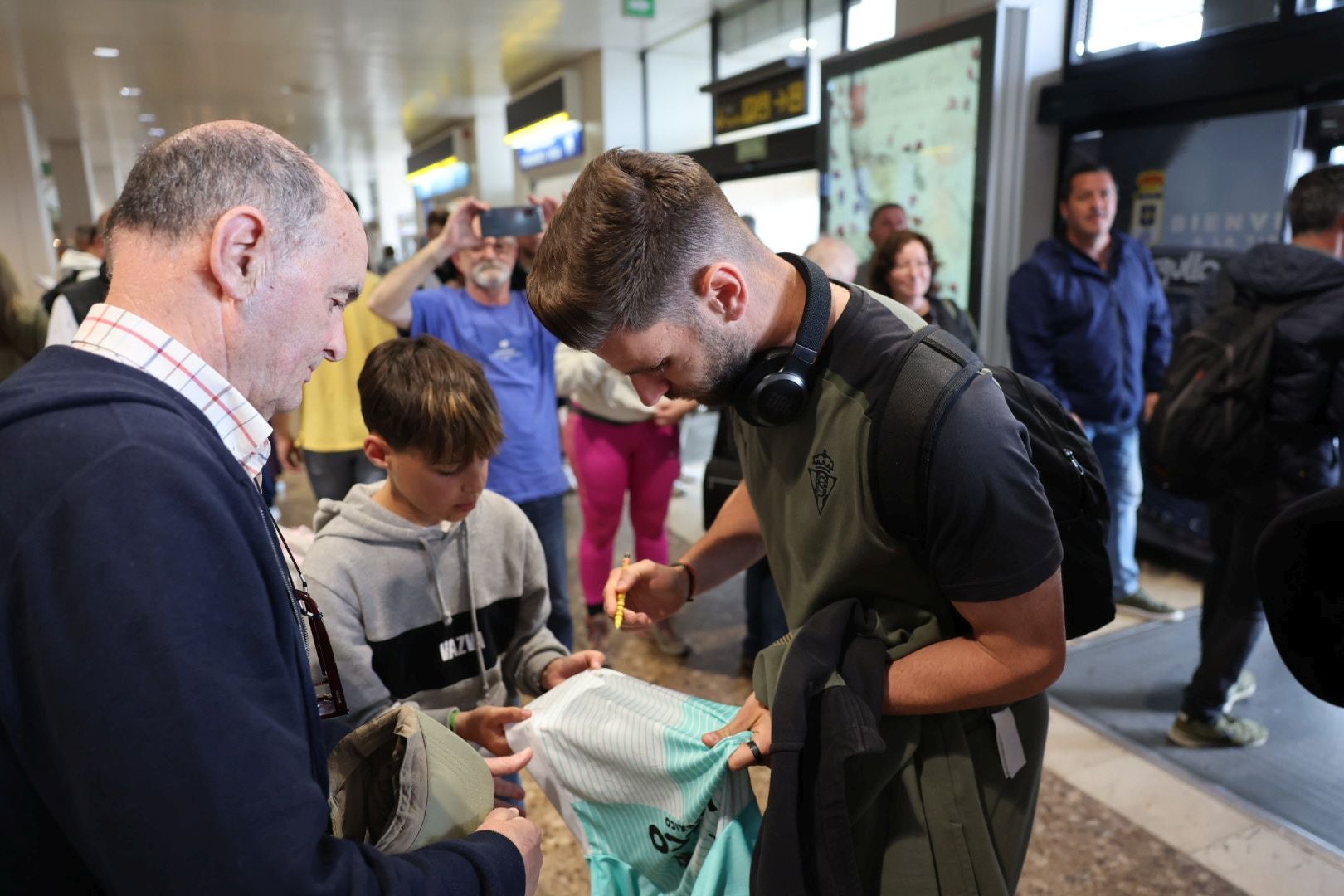 Aliento al Sporting en el aeropuerto de Asturias: así fue la calurosa bienvenida del club