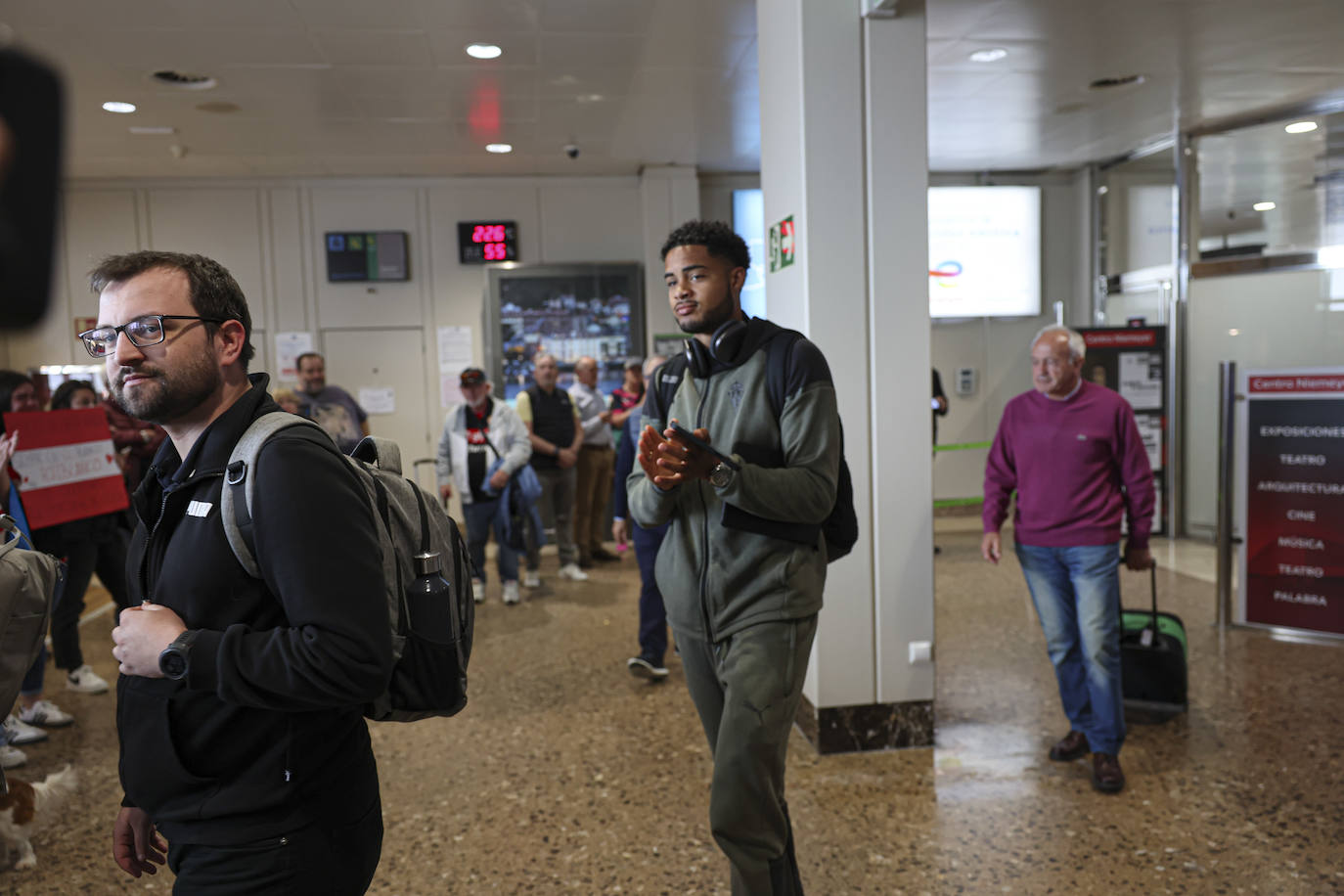 Aliento al Sporting en el aeropuerto de Asturias: así fue la calurosa bienvenida del club