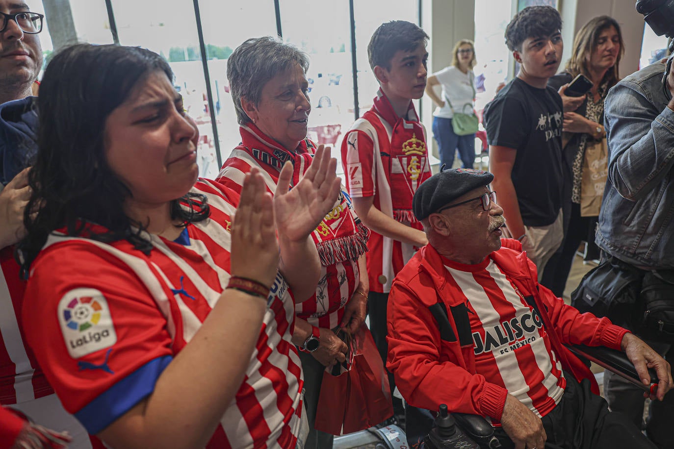 Aliento al Sporting en el aeropuerto de Asturias: así fue la calurosa bienvenida del club