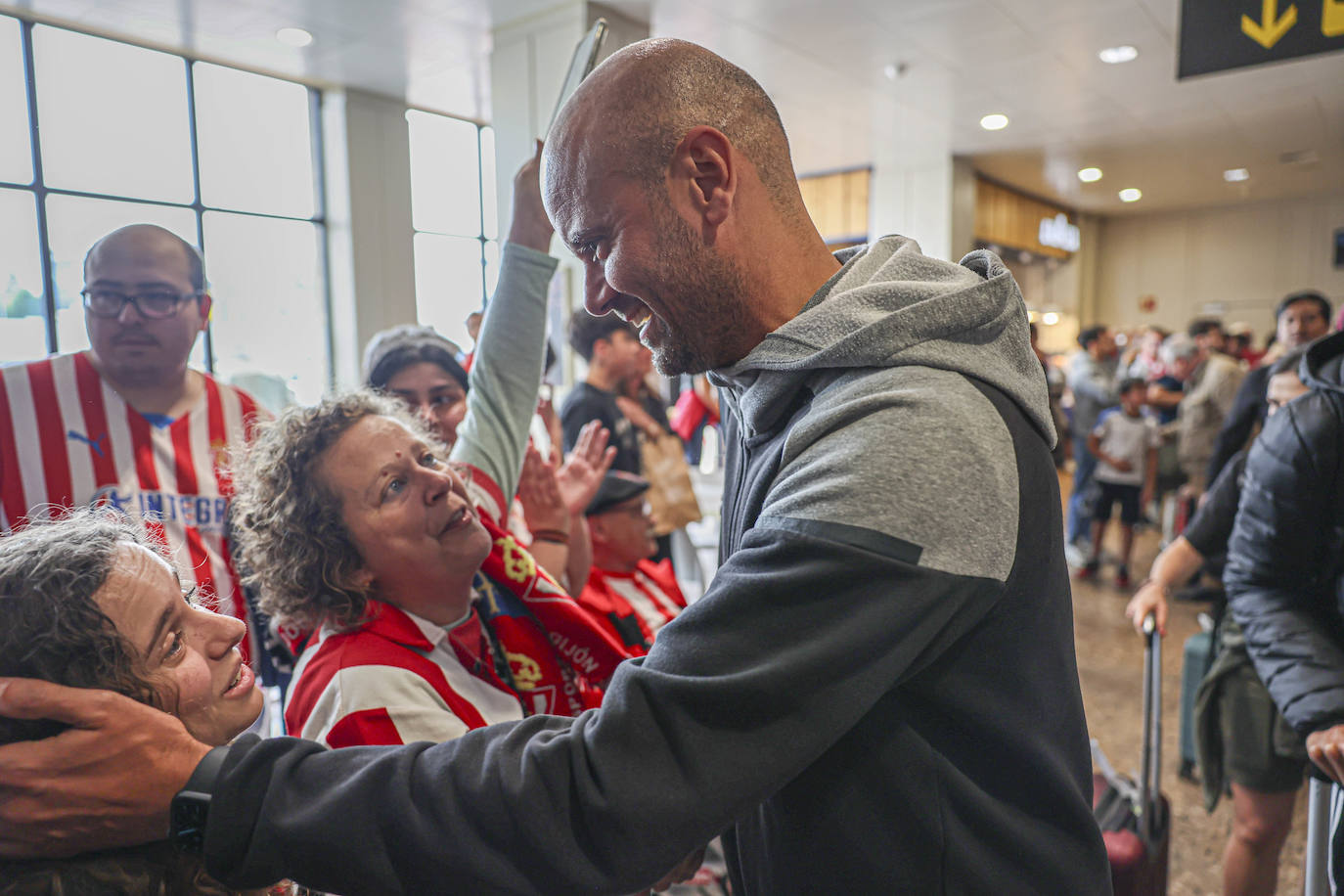 Aliento al Sporting en el aeropuerto de Asturias: así fue la calurosa bienvenida del club