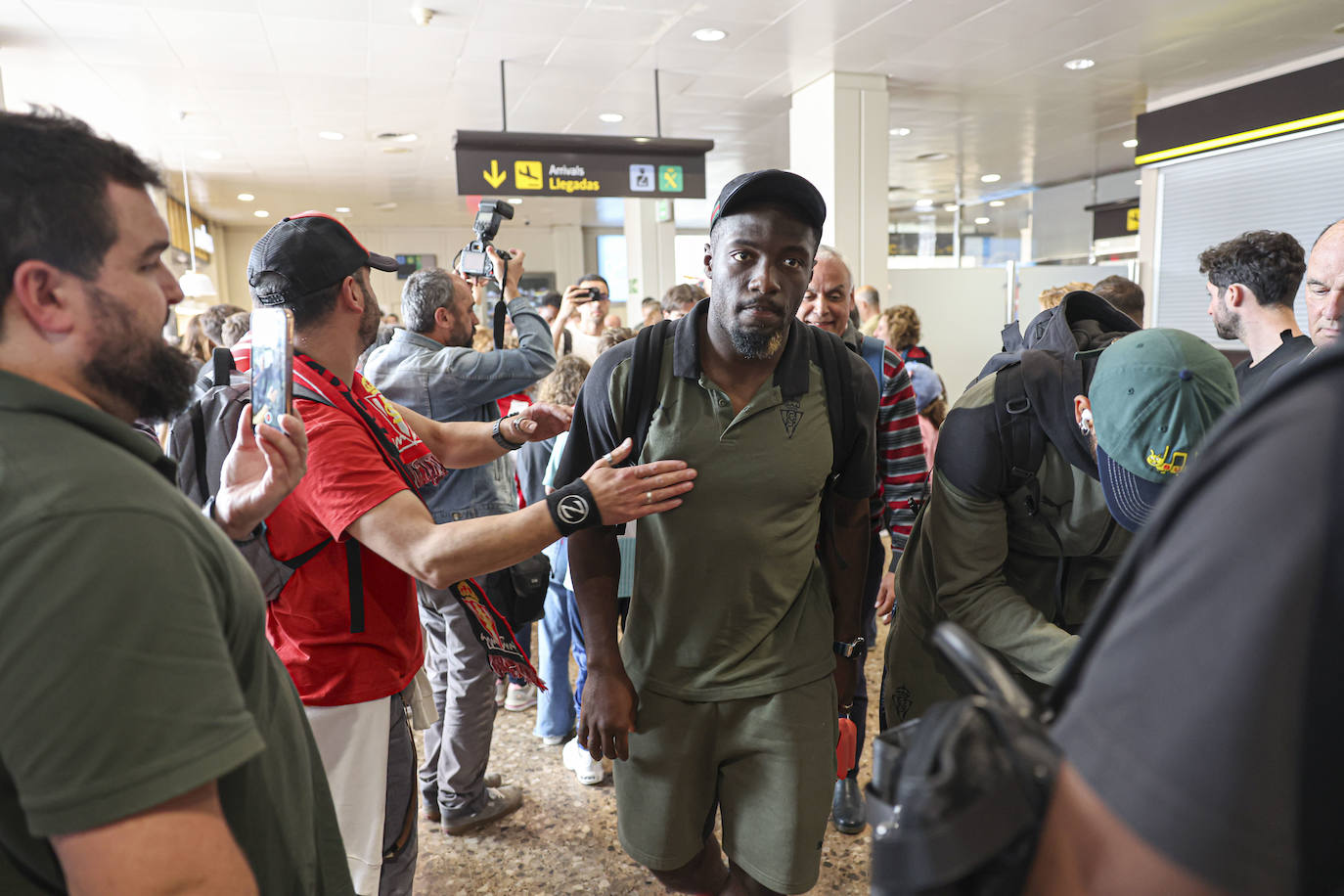 Aliento al Sporting en el aeropuerto de Asturias: así fue la calurosa bienvenida del club