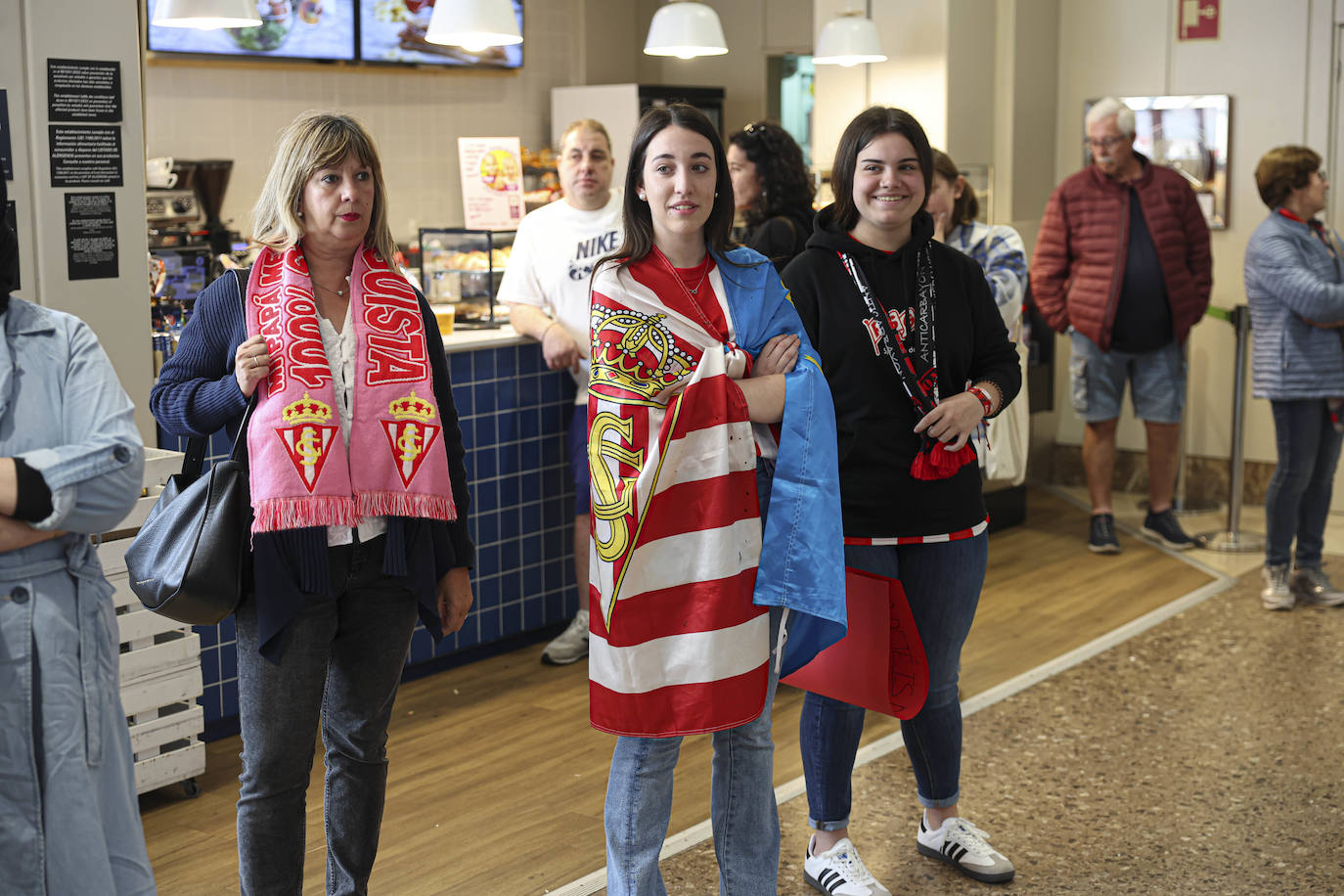 Aliento al Sporting en el aeropuerto de Asturias: así fue la calurosa bienvenida del club