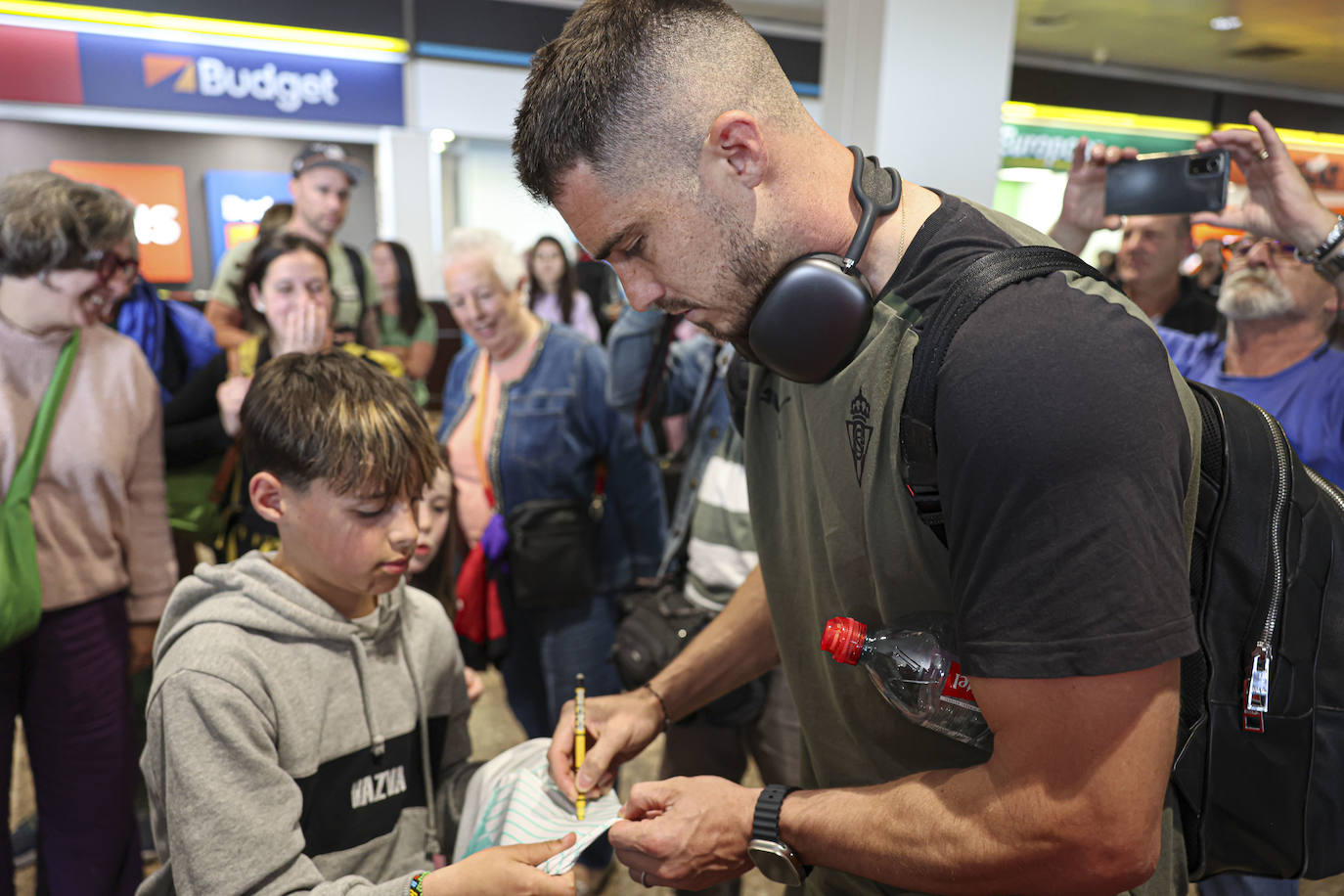 Aliento al Sporting en el aeropuerto de Asturias: así fue la calurosa bienvenida del club