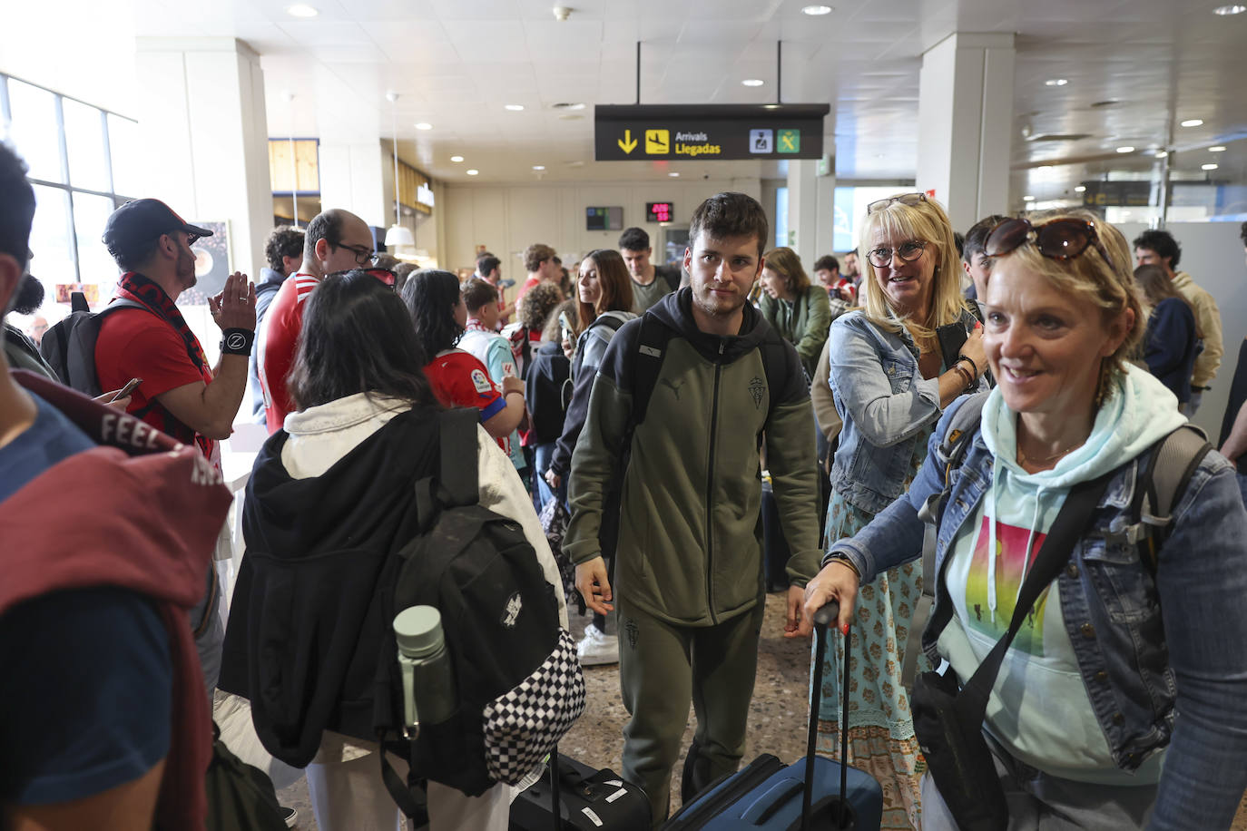 Aliento al Sporting en el aeropuerto de Asturias: así fue la calurosa bienvenida del club