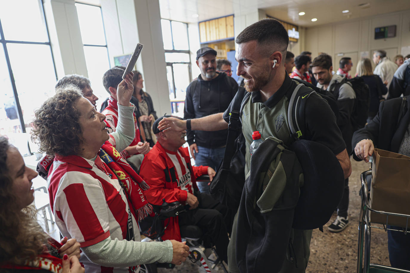 Aliento al Sporting en el aeropuerto de Asturias: así fue la calurosa bienvenida del club