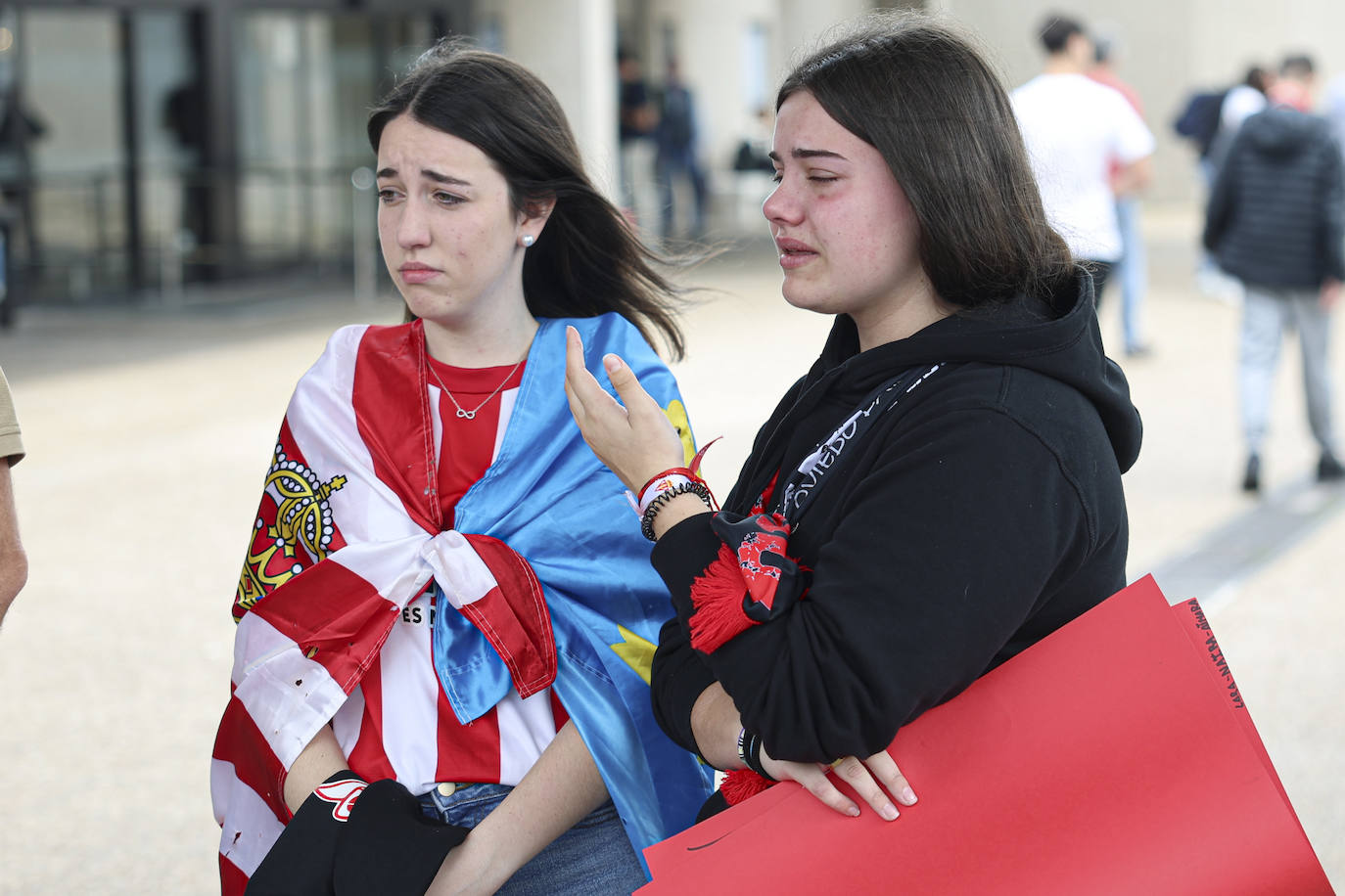 Aliento al Sporting en el aeropuerto de Asturias: así fue la calurosa bienvenida del club