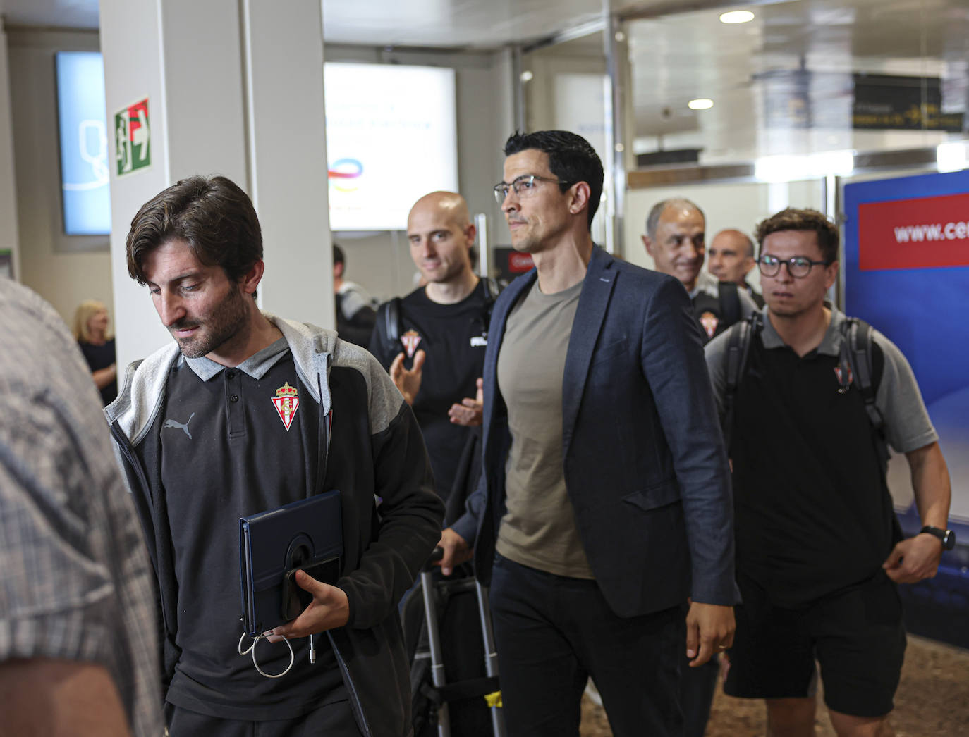 Aliento al Sporting en el aeropuerto de Asturias: así fue la calurosa bienvenida del club