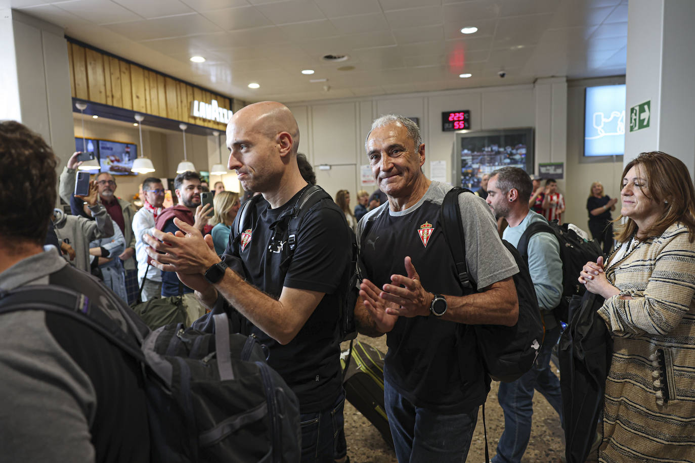 Aliento al Sporting en el aeropuerto de Asturias: así fue la calurosa bienvenida del club