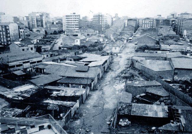 Vista de la plazoleta del Llano desde el arranque de la avenida actual. Al fondo aparece el cruce con Pérez de Ayala. 1990.