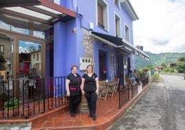 Montserra y Eliana, a las puertas de La Fresa.