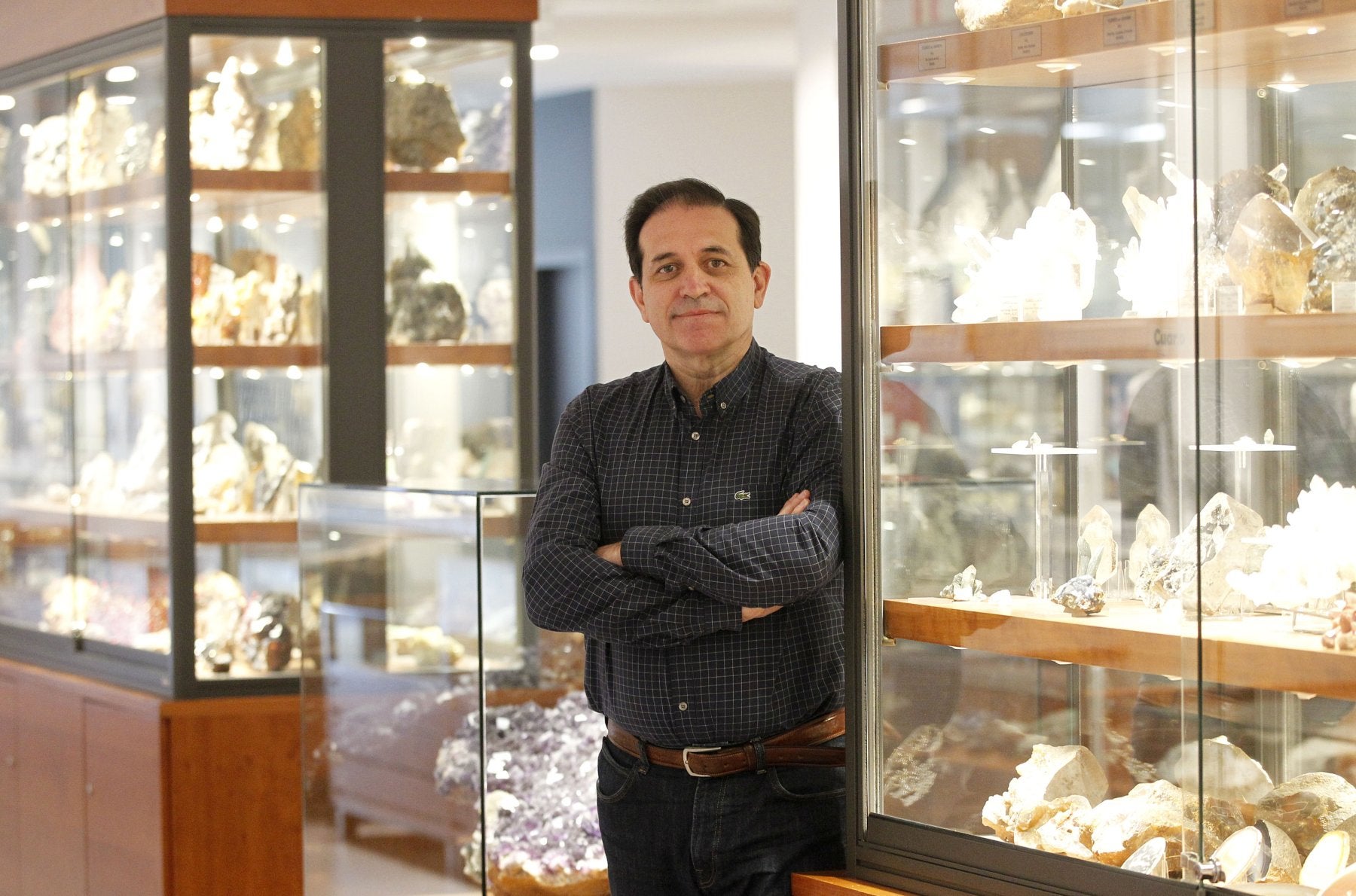 Luis Rodríguez Terente, junto a una de las vitrinas del museo.