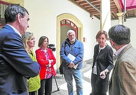La regidora charla con Ignacio Pérez, director general de ELCOMERCIO, Leticia Álvarez, Laura Fonseca, Marco Menéndez y Angel M. González.