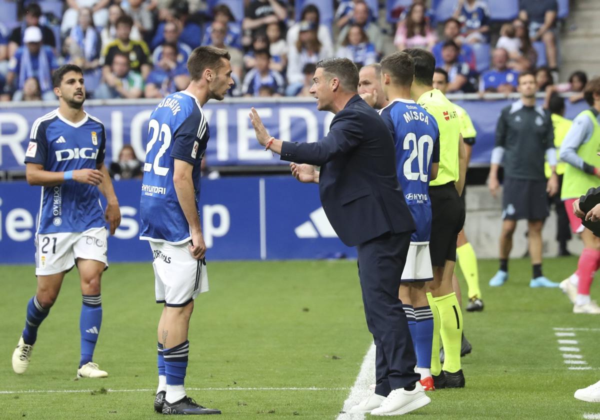 El técnico Luis Carrión da indicaciones a Dubasin, que entró por el lesionado Paulino.