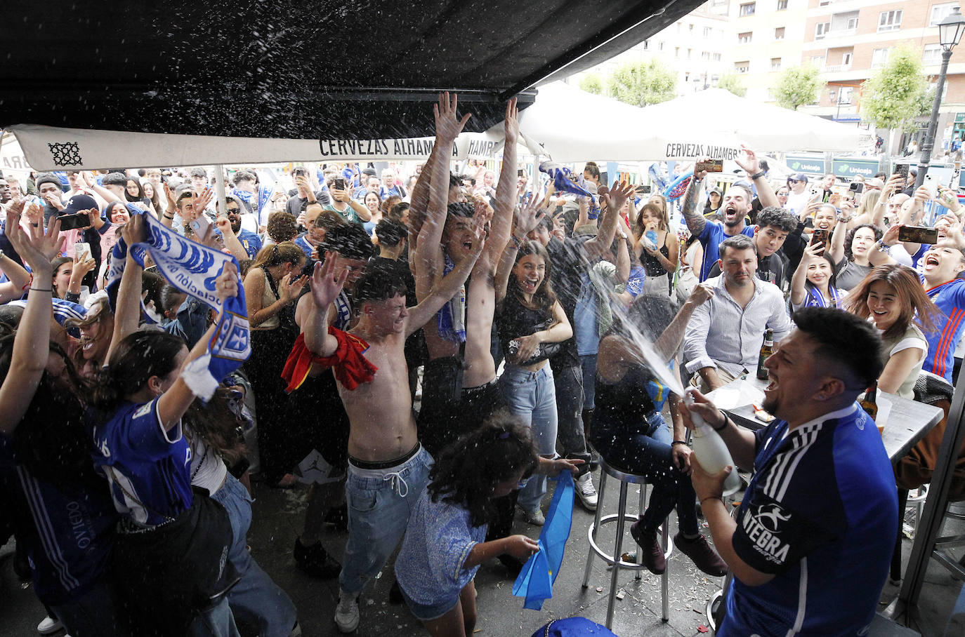 Los bares de Oviedo, a rebosar durante el partido