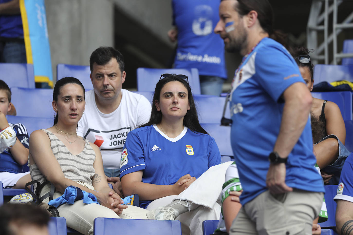 ¿Estuviste en las gradas del Tartiere animando al Oviedo? ¡Búscate en las fotos!