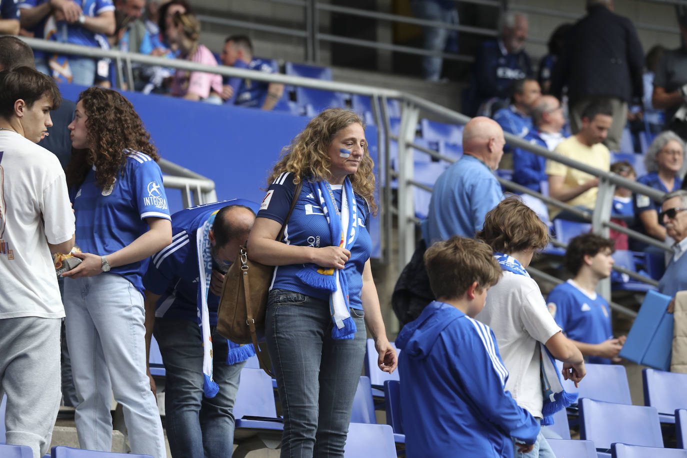 ¿Estuviste en las gradas del Tartiere animando al Oviedo? ¡Búscate en las fotos!